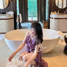 紫色战袍 这次没有情趣也没有黑丝，就带了一堆裙子和泳衣，要不然点赞上500晒泳装？ #深圳 #夫妻 #情侣 #每日大赛 #长腿