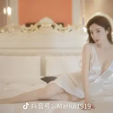 女票问：“你见的胸多，你来看看，马卉的胸是不是真的？” 我：“确实又大又挺，没摸过，不知道，应该动过。”
