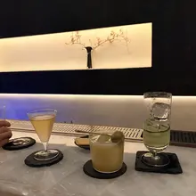 昨晚和朋友转场多家喝到3点，收尾在进贤路路边坐着看雨，朋友开始转脸跟旁边年轻人随机规劝：可千万别结婚啊。。。