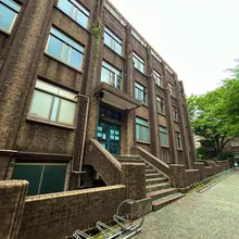 没想到一张生活照引来这么多关注，随之而来的也有很多牛马神鬼，五花八门的私信…不知如何回复的便不再回复。放两张今年和老婆去日本玩的照片，能看出来是哪里嘛…