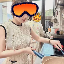 我老婆有个小癖好，喜欢看涩涩的漫画…每次偷偷看着看着就会主动把屁股蹭过来，不用问就知道湿的一塌糊涂了…也不管老张我在做什么，抓住就往里面塞