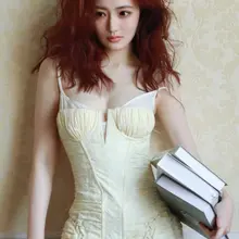 徐璐穿低胸裙赤足拍摄写真大片诠释光影间的复古文艺密码