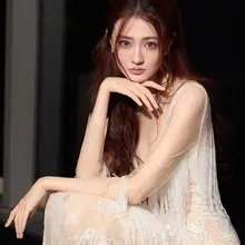徐璐以高贵抹胸裙搭配耀眼珠宝，独特渔网亮片与平台高跟鞋勾勒迷人身姿