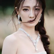 徐璐以高贵抹胸裙搭配耀眼珠宝，独特渔网亮片与平台高跟鞋勾勒迷人身姿