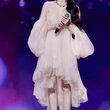 落入凡间的“腿精”徐璐，这波云朵裙下的曼妙曲线，直接把舞台氛围感拉满。