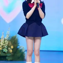 杨超越甜美舞台风！元气少女学院穿搭秀长腿美翻全场
