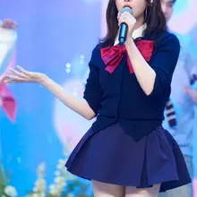 杨超越甜美舞台风！元气少女学院穿搭秀长腿美翻全场