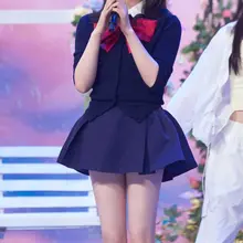 杨超越甜美舞台风！元气少女学院穿搭秀长腿美翻全场