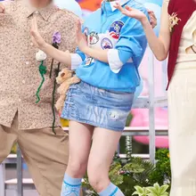 杨超越卡通卫衣搭牛仔短裙，蓝色俏皮长袜尽显青春美腿