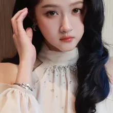 看关晓彤如何诠释“京圈格格”的矜贵诱惑，纤细脚踝与恨天高的完美邂逅