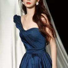 沈梦辰交叉美腿尽显玲珑曲线，神秘蓝裙下的动人风姿