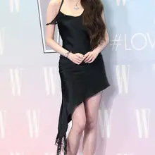 张元英高跟鞋勾勒修长美腿，丝滑黑裙尽显高级