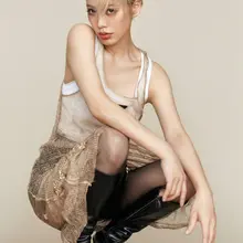 宁静短发造型为《芭莎男士》拍摄写真，黑丝皮靴尽显时尚女王的锋芒时刻。彩色图为AI生成