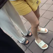 毫无修饰的女大素足 不修图不加滤镜不是因为懒，而是为了真实与还原😄 #足 #脚趾 #恋足 #美脚 #凉鞋 #拖鞋 #裸足 #足底 #足控 #校园 #女大学生