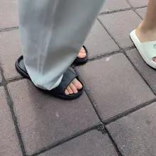 毫无修饰的女大素足 不修图不加滤镜不是因为懒，而是为了真实与还原😄 #足 #脚趾 #恋足 #美脚 #凉鞋 #拖鞋 #裸足 #足底 #足控 #校园 #女大学生