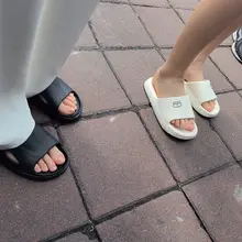 毫无修饰的女大素足 不修图不加滤镜不是因为懒，而是为了真实与还原😄 #足 #脚趾 #恋足 #美脚 #凉鞋 #拖鞋 #裸足 #足底 #足控 #校园 #女大学生