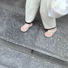 什么级别的，S还是SS？ 华子成像泛黄，真实要白嫩得多 #足 #脚趾 #恋足 #美脚 #凉鞋 #拖鞋 #裸足 #足底 #足控 #校园 #女大学生