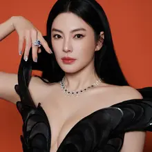 曾经的乳神柳岩变低调过后，就没几个大方的女星能这样站出来造福观众了，还得是雨绮妈妈够慷慨。大家不要辜负这么慷慨的予绮妈妈，一定要多多奖励予绮妈妈，对着她的大奶…