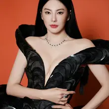 曾经的乳神柳岩变低调过后，就没几个大方的女星能这样站出来造福观众了，还得是雨绮妈妈够慷慨。大家不要辜负这么慷慨的予绮妈妈，一定要多多奖励予绮妈妈，对着她的大奶…