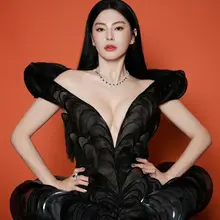 曾经的乳神柳岩变低调过后，就没几个大方的女星能这样站出来造福观众了，还得是雨绮妈妈够慷慨。大家不要辜负这么慷慨的予绮妈妈，一定要多多奖励予绮妈妈，对着她的大奶…