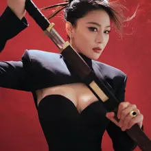 张馨予这爆乳你受得了？贱狗们乖乖排队吧，馨予用大奶子给你们一个个乳交，不要插队哦，不然馨予直接拿保健割掉你的狗鸡巴。