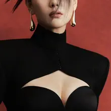 张馨予这爆乳你受得了？贱狗们乖乖排队吧，馨予用大奶子给你们一个个乳交，不要插队哦，不然馨予直接拿保健割掉你的狗鸡巴。