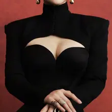 张馨予这爆乳你受得了？贱狗们乖乖排队吧，馨予用大奶子给你们一个个乳交，不要插队哦，不然馨予直接拿保健割掉你的狗鸡巴。
