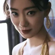 小斐妈妈这颜值，这身材，这美腿，这玉足，能要我的狗命。这眼神盯得我太刺激了，这美腿玉足没得说，无法形容，就是想跪在斐妈脚下狂舔，就是想被斐妈往死里踩。
