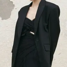 小斐妈妈这颜值，这身材，这美腿，这玉足，能要我的狗命。这眼神盯得我太刺激了，这美腿玉足没得说，无法形容，就是想跪在斐妈脚下狂舔，就是想被斐妈往死里踩。