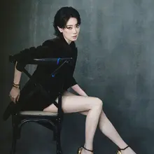 对张小斐的美腿玉足也是毫无抵抗力，这诱人的美脚好想舔，一边抱着小斐的一只脚含在嘴里舔，一边让小斐的另一只脚帮我按摩肉棒，脚趾头夹住我的鸡巴来回揉动，时不时用脚…