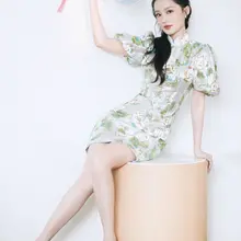 李沁这鞋子真不错，有一字带高跟鞋的裸露和性感，又有鱼嘴高跟鞋的诱惑和便利，适合把鸡巴塞在鞋子的脚尖处摩擦，或者把鸡巴插在脚底板和鞋子之间被李沁玩弄，再把李沁的…