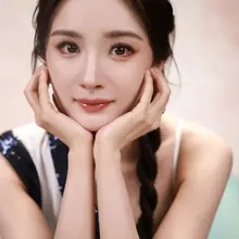 对幂妈妈的绝世神颜，绝世美腿，绝美玉足，毫无抵抗力，脱下幂妈的性感蕾丝内裤戴在头上，幂妈躺在床上，抬起幂妈的双腿，让幂妈双脚朝天，跪在幂妈面前，把肉棒放在幂妈…