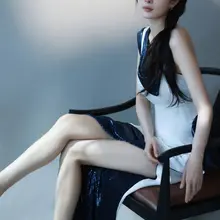 对幂妈妈的绝世神颜，绝世美腿，绝美玉足，毫无抵抗力，脱下幂妈的性感蕾丝内裤戴在头上，幂妈躺在床上，抬起幂妈的双腿，让幂妈双脚朝天，跪在幂妈面前，把肉棒放在幂妈…
