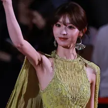 No.mx1498田曦薇釜山电影节生图，亮钻绿裙+珍珠黑裙，女神闪耀釜山 [120P+1.33G] #明星生图 #田曦薇 自购地址：https://t.co/…