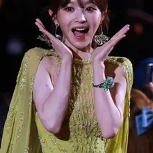 No.mx1498田曦薇釜山电影节生图，亮钻绿裙+珍珠黑裙，女神闪耀釜山 [120P+1.33G] #明星生图 #田曦薇 自购地址：https://t.co/…
