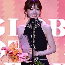 No.mx1498田曦薇釜山电影节生图，亮钻绿裙+珍珠黑裙，女神闪耀釜山 [120P+1.33G] #明星生图 #田曦薇 自购地址：https://t.co/…