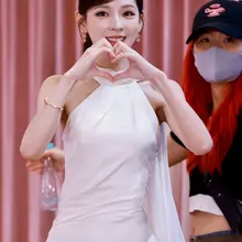 No.mx1497张予曦上海活动生图，挂脖白裙怼脸拍，精致锁骨 [45P+508M] #明星生图 #张予曦 自购地址：https://t.co/PRFTZui…