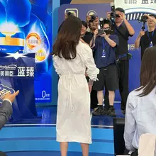No.mx1496高圆圆蓝白衬衫两套生图，美腿凉高，气质温婉 [90P+0.99G] #明星生图 #高圆圆 自购地址：https://t.co/GtWvoKe…