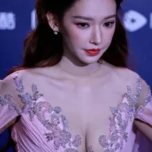 No.mx1491程潇微博电影之夜内外场生图，深V低胸粉裙+流光低胸裙，太有料了 [117P+868M] #明星生图 #程潇 自购地址：https://t.c…