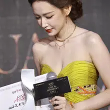 No.mx1488程潇濮院芭莎艺术盛典生图，饱满低胸露肩黄裙，她左胸上原来有颗痣 [92P+1G] #明星生图 #程潇 自购地址：https://t.co/3…