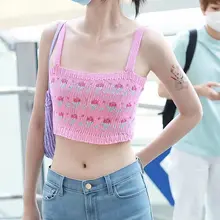 明星美足(NO.230) 乔欣机场露肌装路人生图😊，白得发光的一套，本套生图资源共78P，仅售1.88r。 购买请加VX：manvisa2022。生图就是无滤…