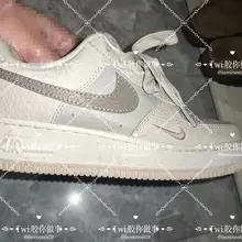 扫到一家戴眼镜的漂亮妹子，经常看见他就是穿各种靴子，天气一热各种运动鞋和勃肯，这次扫到一双极品af1，味道属于清香还没有摄像头 #扫楼 #打胶 #空军