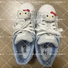 学生公寓发现新收获，HelloKitty联名的贝壳头不得不说这双鞋的颜值真的高，看上去就超可爱，鞋垫图案也非常的可爱，再配上37码的小脚，简直了，香味也是一绝…