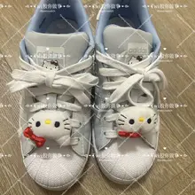 学生公寓发现新收获，HelloKitty联名的贝壳头不得不说这双鞋的颜值真的高，看上去就超可爱，鞋垫图案也非常的可爱，再配上37码的小脚，简直了，香味也是一绝…