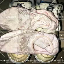 极品美女的af1，里面还有刚换下的粉色可爱船袜，这个图案纯纯的小女生啊，还有一双黑色高跟，简直就是御萝双修，鞋子和袜子都是充满香味，更多细节在群更新 #扫楼…