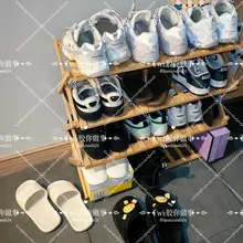 还是之前那个极品高质量女大，这个鞋品也能看得出来女主的质量，提前在地方蹲守，看到她刚换下来的新款空军，鞋子都是37码，味道也是很绝，各种名牌鞋玩的真是很爽，可…