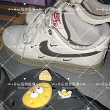 还是之前那个极品高质量女大，这个鞋品也能看得出来女主的质量，提前在地方蹲守，看到她刚换下来的新款空军，鞋子都是37码，味道也是很绝，各种名牌鞋玩的真是很爽，可…