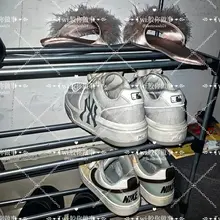 接着上次跟的女高，这次来发现多了几双鞋，mlb和Nike，小皮鞋，还有特别性感的拖鞋，感觉很不符合她的形象，不过这次味道都比上次更重，看下次能不能拍到脱鞋过程…