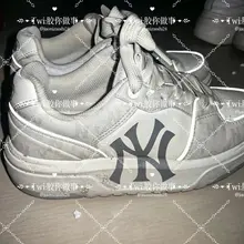 接着上次跟的女高，这次来发现多了几双鞋，mlb和Nike，小皮鞋，还有特别性感的拖鞋，感觉很不符合她的形象，不过这次味道都比上次更重，看下次能不能拍到脱鞋过程…