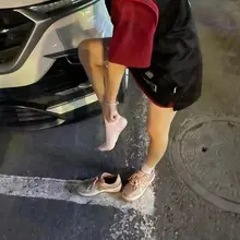 街上看见好看的小姐姐，直接花钱买下袜子，本以为会被拒绝没想到还加了v，以后可以直接买内裤内衣。还问我买这个干嘛，还说不要钱送给我，兄弟们要不要把打胶照片发给过…